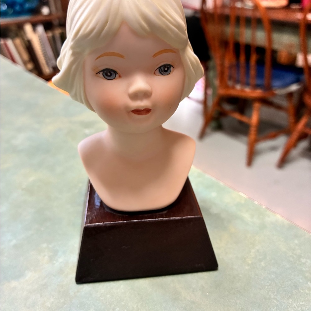Limited edition France’s Hook porcelain figurine, a spring breeze